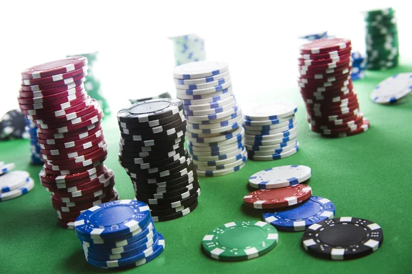 Fichas de casino sobre un fondo blanco — Foto de Stock