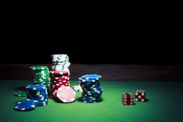 Fichas de casino em um fundo escuro — Fotografia de Stock