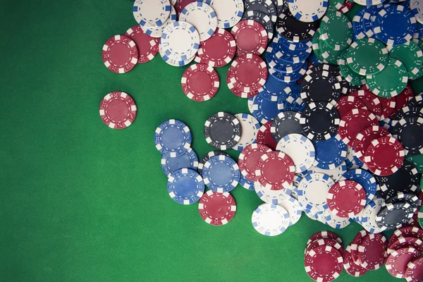 Kasinomarker på spel bord — Stockfoto