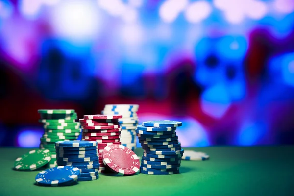 Fichas de casino na mesa de jogos — Fotografia de Stock