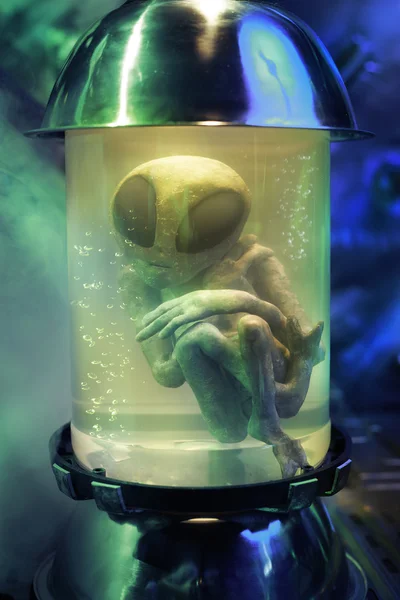 Alien dentro de um tubo de ensaio — Fotografia de Stock
