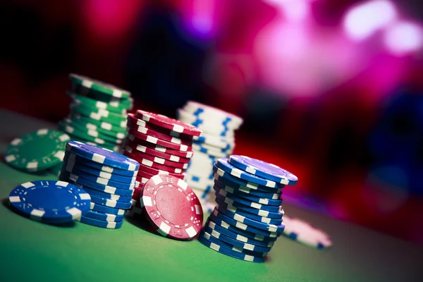 Casino fichas en la mesa de juego — Foto de Stock