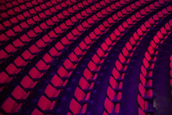 Rijen van lege theater zitplaatsen — Stockfoto