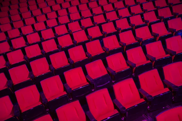 Rijen van lege theater zitplaatsen — Stockfoto