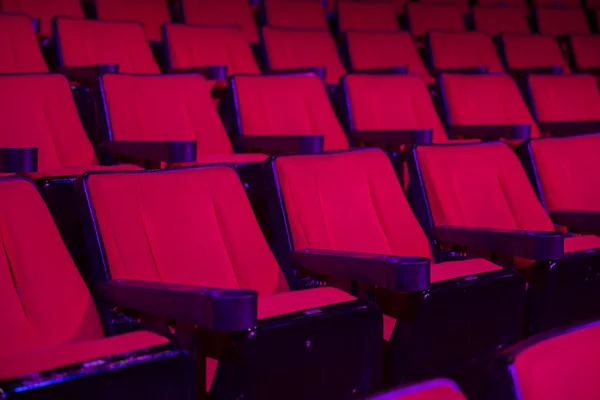 Linhas de assentos de teatro vazios — Fotografia de Stock