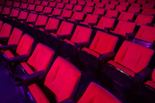Filas de asientos de teatro vacíos —  Fotos de Stock