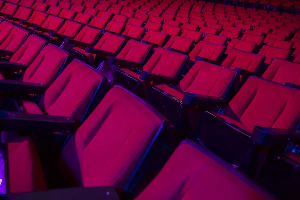 Linhas de assentos de teatro vazios — Fotografia de Stock