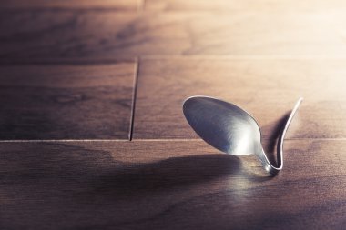 telekinezi kavramı kaşık bükülmüş olan