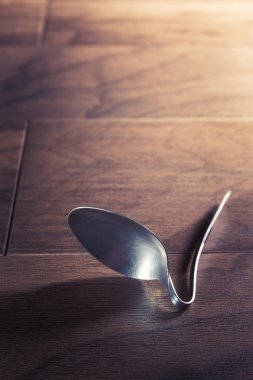 telekinezi kavramı kaşık bükülmüş olan