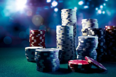 Oyun masasında poker çipleri