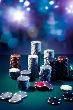 Oyun masasında poker çipleri