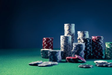 Oyun masasında poker çipleri