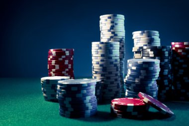 Oyun masasında poker çipleri