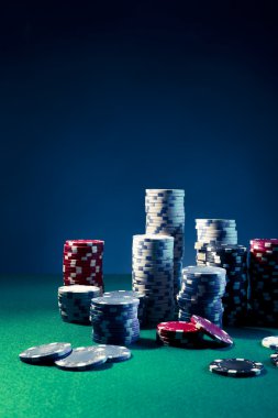 Oyun masasında poker çipleri