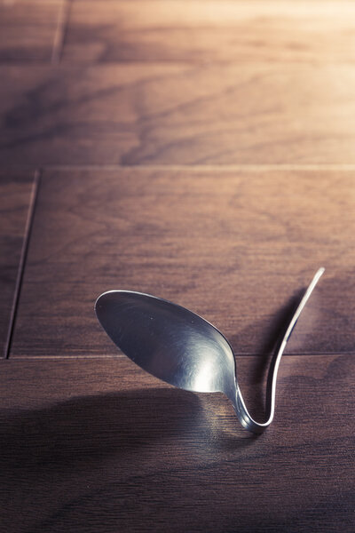 концепция психокинеза с изогнутой ложкой
