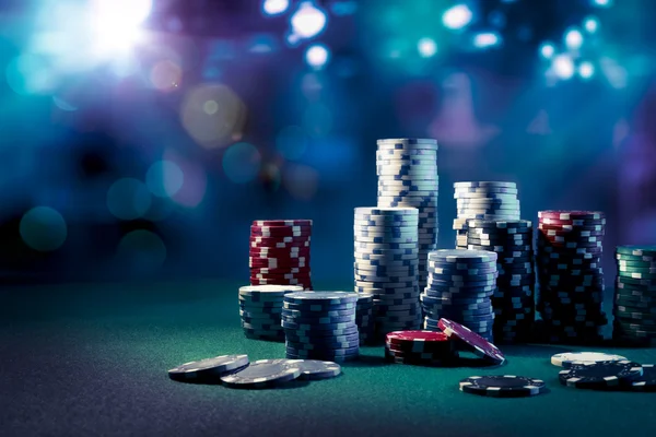 Poker Chips na stole do gier — Zdjęcie stockowe