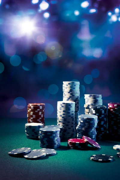Fichas de Poker na mesa de jogos — Fotografia de Stock