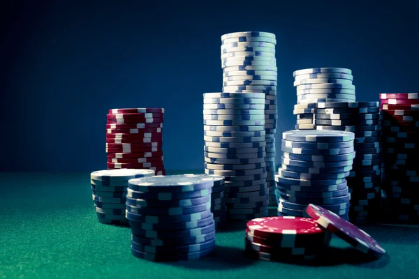 Fichas de Poker na mesa de jogos — Fotografia de Stock