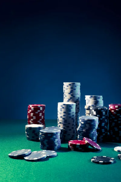 Fichas de Poker en la mesa de juego —  Fotos de Stock