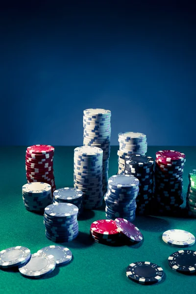 Fichas de Poker na mesa de jogos — Fotografia de Stock