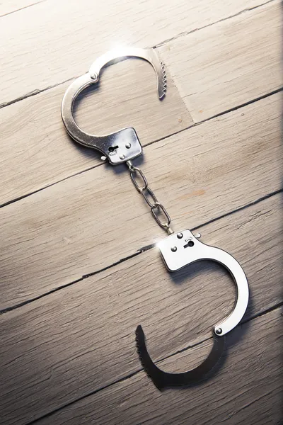 Открытые наручники — стоковое фото