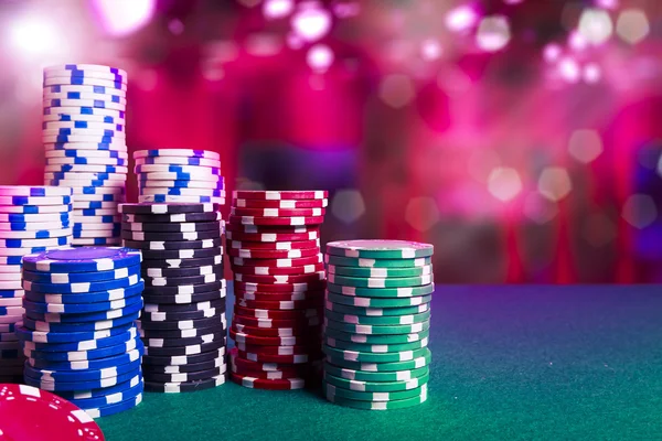 Casino fichas en la mesa de juego — Foto de Stock