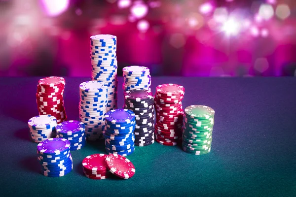 Fichas de casino na mesa de jogos — Fotografia de Stock