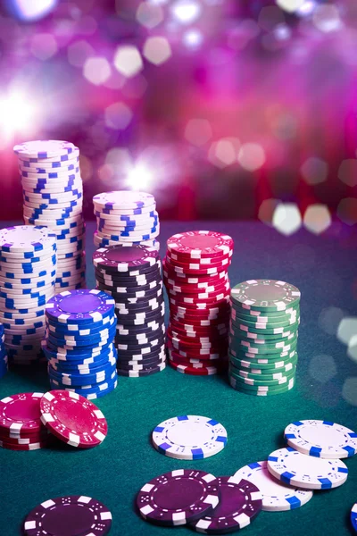 Καζίνο μάρκες σε πίνακα τυχερού παιχνιδιού — Φωτογραφία Αρχείου
