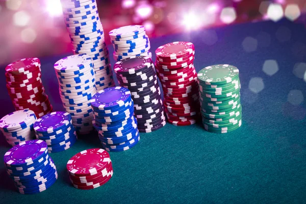 Casino fichas en la mesa de juego — Foto de Stock