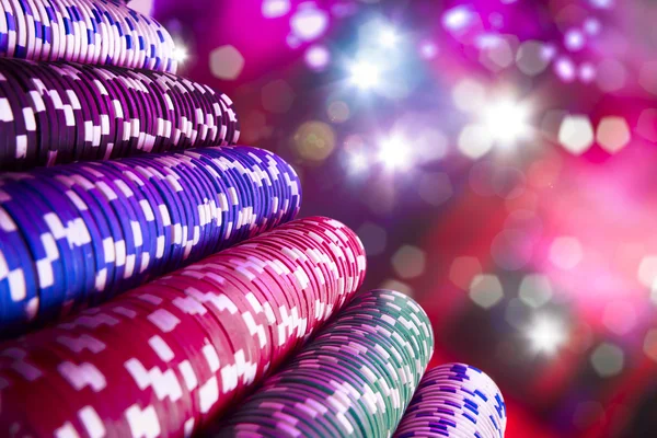 Μάρκες πόκερ στο τραπέζι τυχερών παιχνιδιών — Φωτογραφία Αρχείου