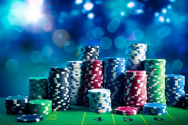 Fichas de Poker en la mesa de juego — Foto de Stock