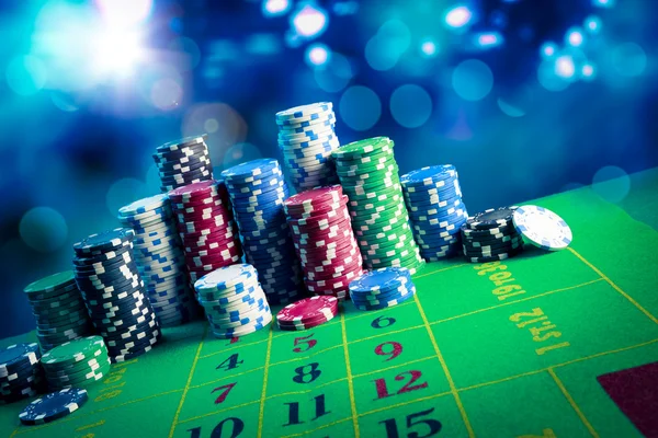 Покерные фишки на игровом столе — стоковое фото