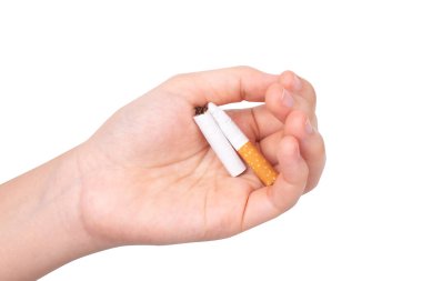 Sigara içen kadın beyaz arka planda tek başına..