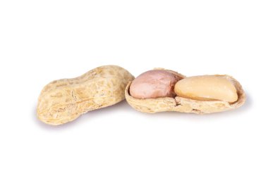 yer fıstığı beyaz arkaplanda tek başına yığılır..