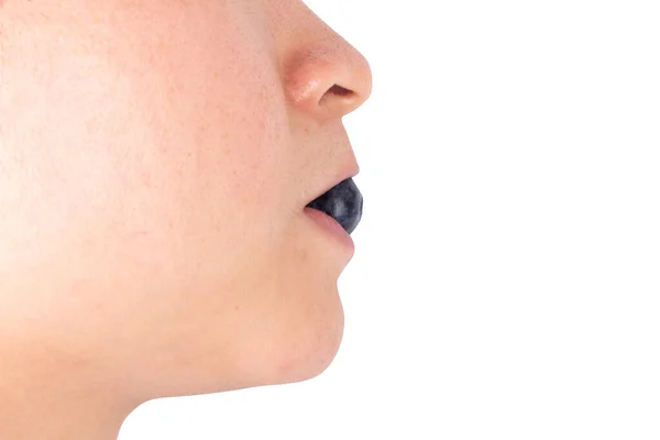 Jagodowe Usta Kobiety Izolowane Białym Tle — Zdjęcie stockowe
