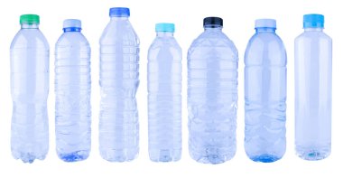 Beyaz arkaplanda izole edilmiş şişe suyu.