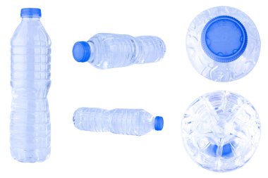 Beyaz arkaplanda izole edilmiş şişe suyu.