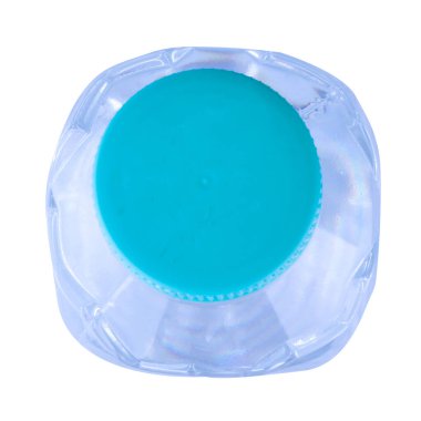 Beyaz arkaplanda izole edilmiş şişe suyu.