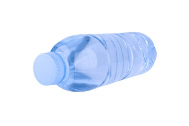 Beyaz arkaplanda izole edilmiş şişe suyu.