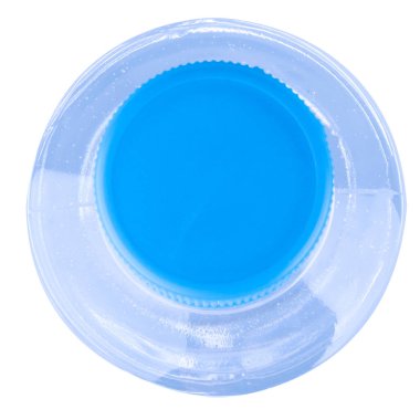 Beyaz arkaplanda izole edilmiş şişe suyu.