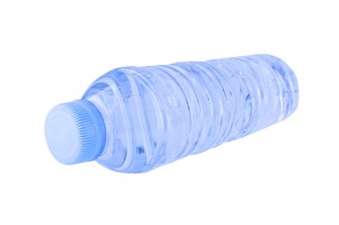 Beyaz arkaplanda izole edilmiş şişe suyu.