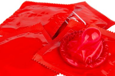 Beyaz arka planda izole kondom çilek.