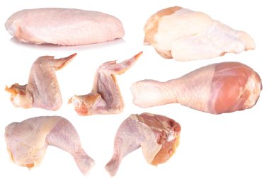 beyaz arkaplanda izole edilmiş tavuk orta kanatları.