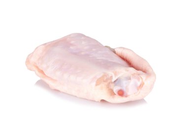 beyaz arkaplanda izole edilmiş tavuk orta kanatları.