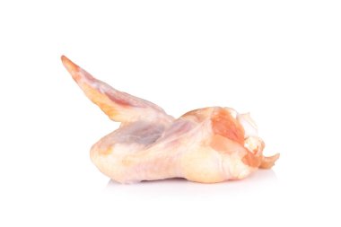 Beyaz arka planda taze izole edilmiş tavuk kanadı.
