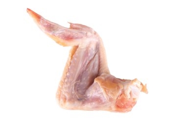 Beyaz arka planda taze izole edilmiş tavuk kanadı.