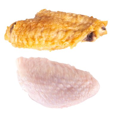 Beyaz arka planda taze kızarmış tavuk orta kanadı..