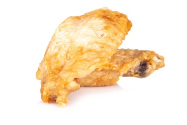 Beyaz arka planda izole edilmiş tavuk orta kanatları.