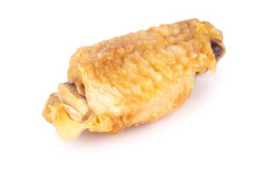 Beyaz arka planda izole edilmiş tavuk orta kanatları.