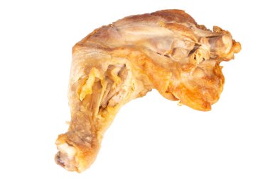 Beyaz arka planda kızarmış tavuk budu..